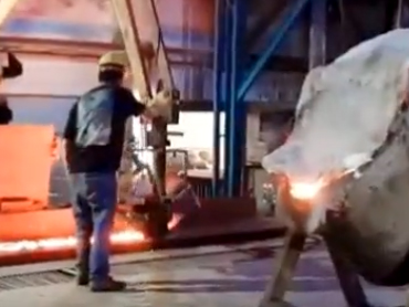 Manipulatorul multifuncțional de turnare în fața cuptorului aplicabil industriei de turnare