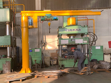 Crane electrice de mișcare cantilever