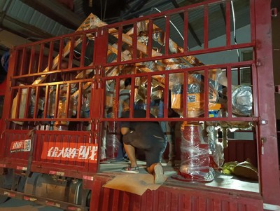 Două manipulatoare pentru turnare sunt încărcate